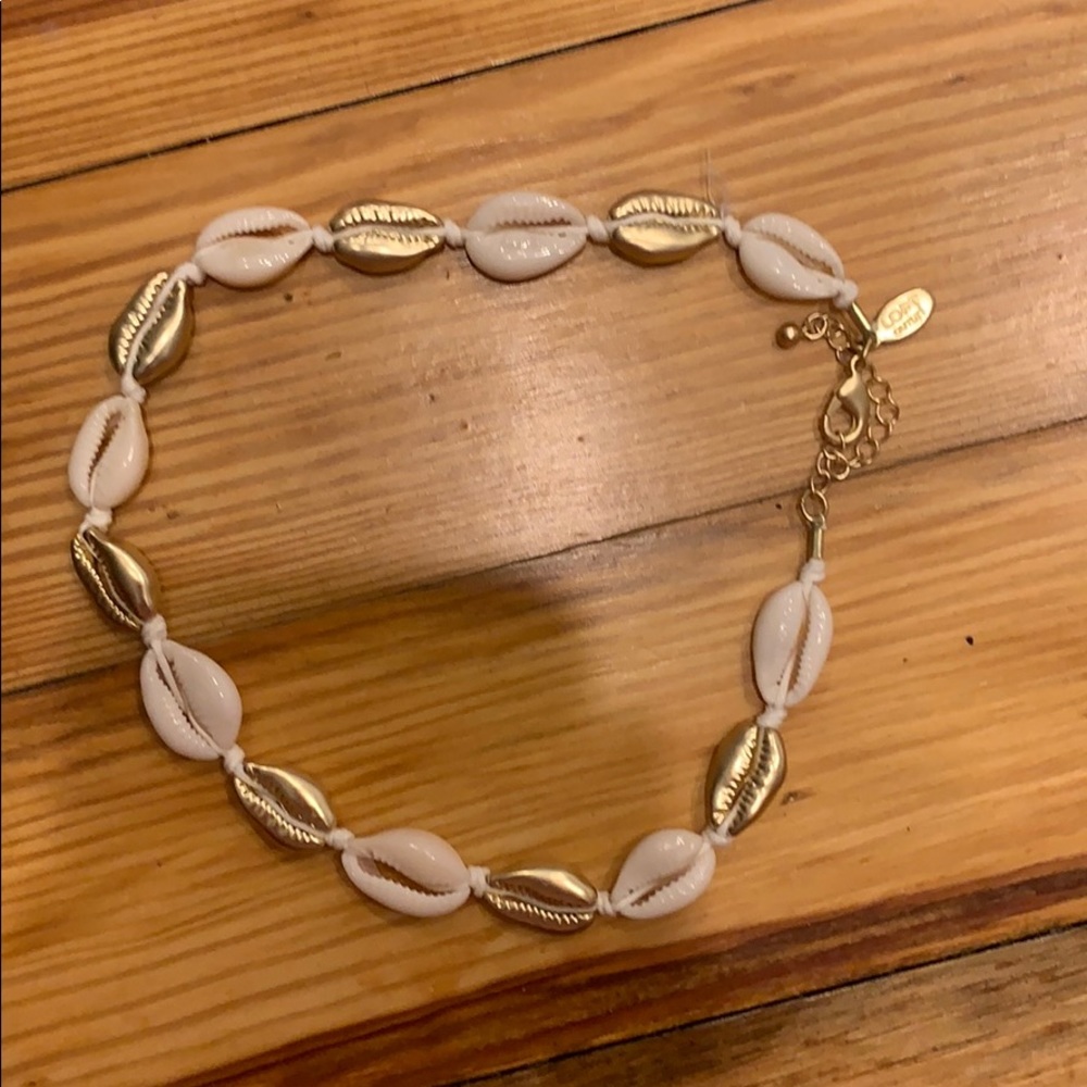 Loft cowrie shell necklace